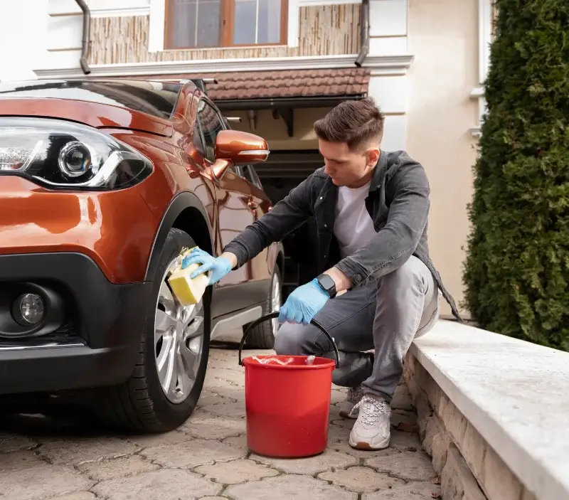 Lavage auto à domicile Aramits : professionnel intervenant sur un véhicule
